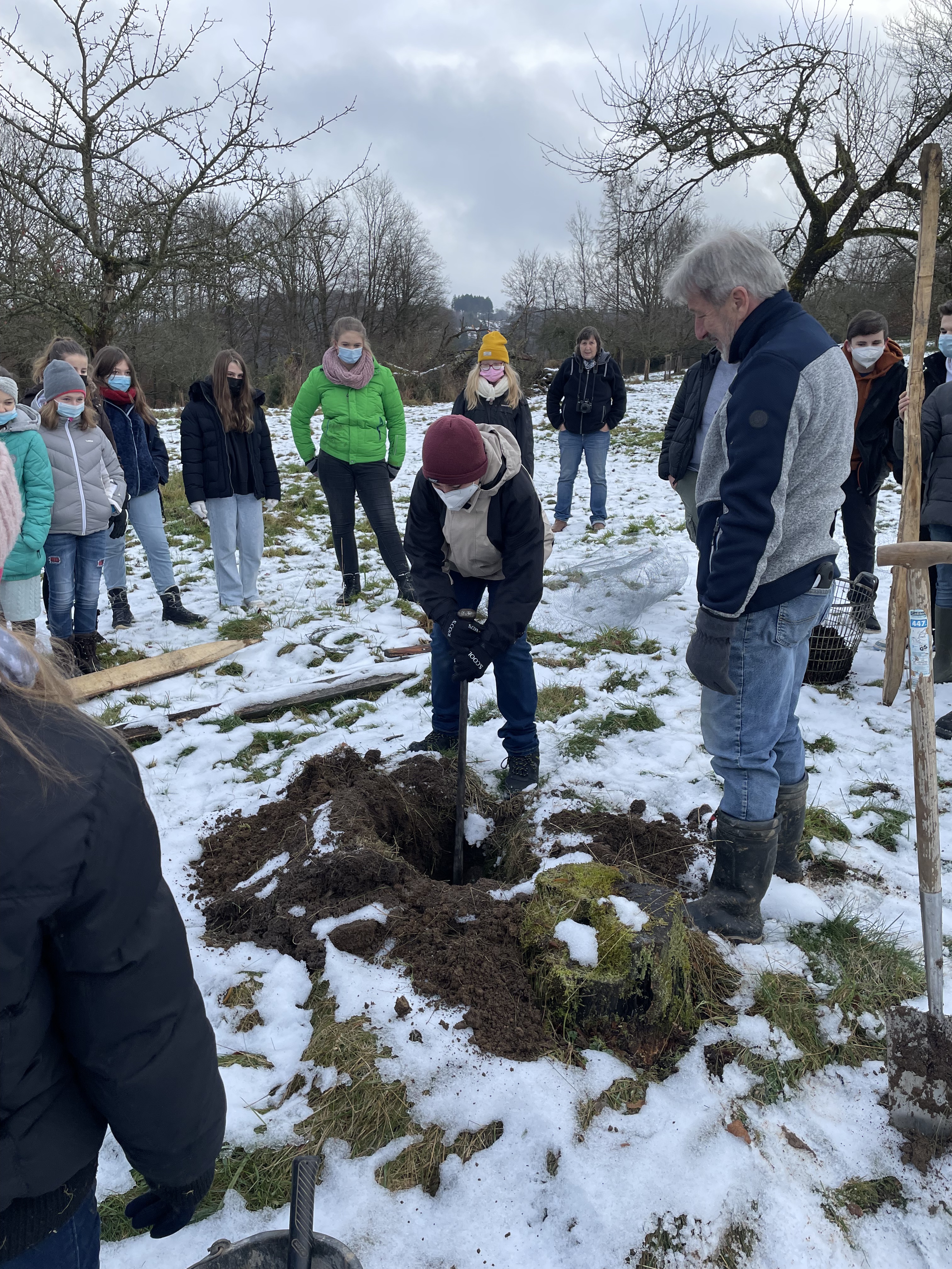 2021-12-09-Obstbaeum-pflanzen-Klasse-7-8 (13)