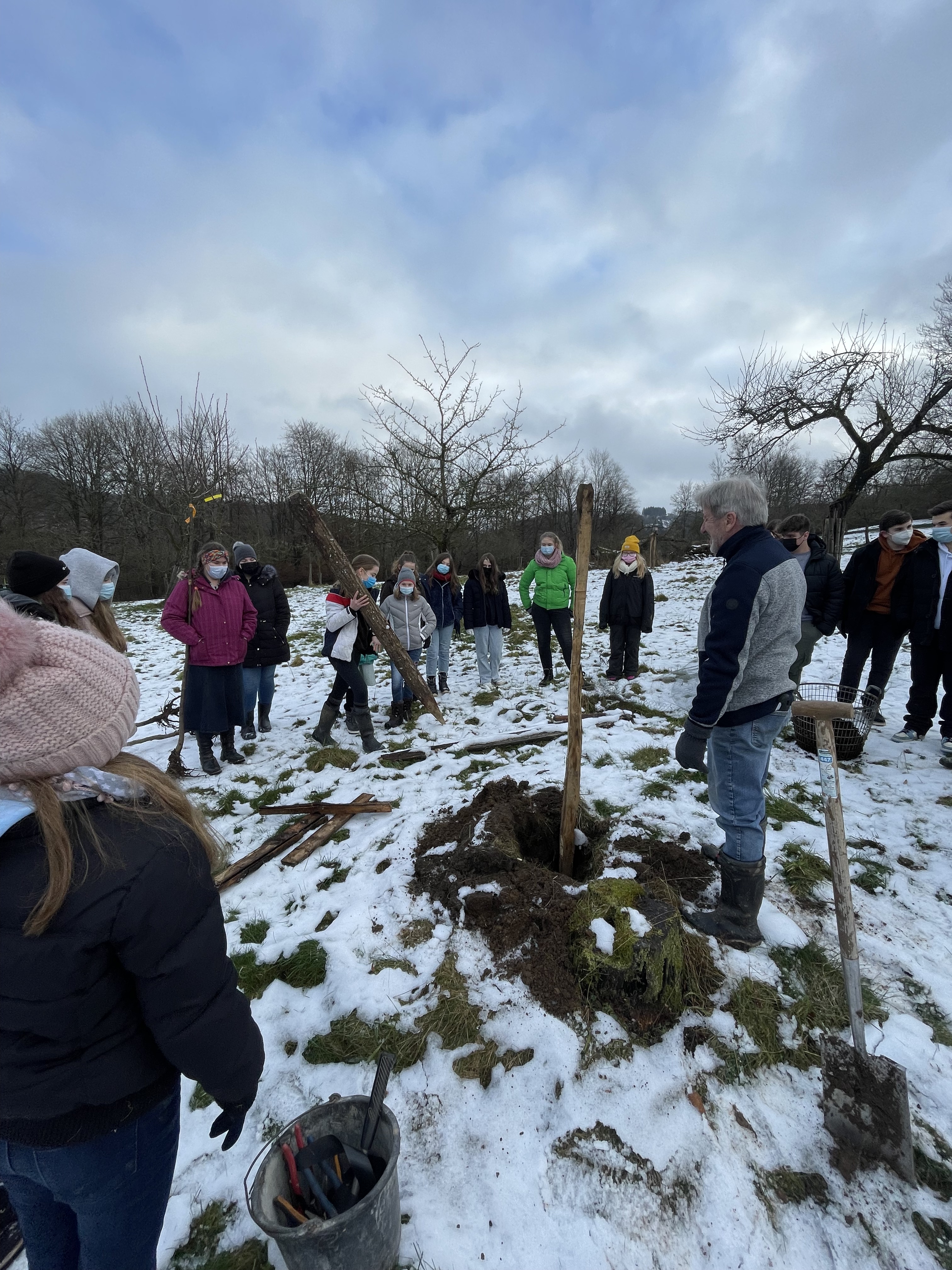 2021-12-09-Obstbaeum-pflanzen-Klasse-7-8 (15)