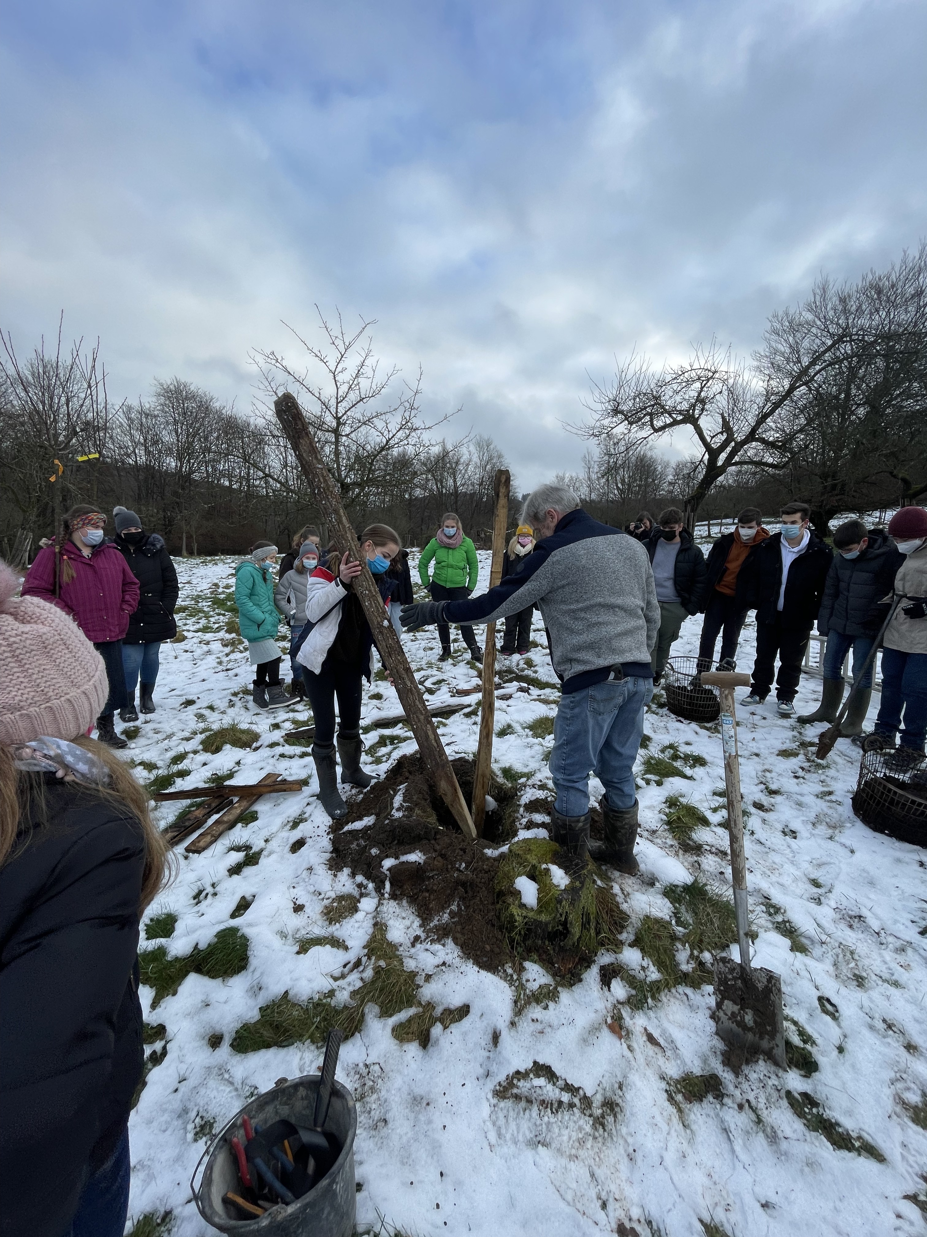 2021-12-09-Obstbaeum-pflanzen-Klasse-7-8 (16)