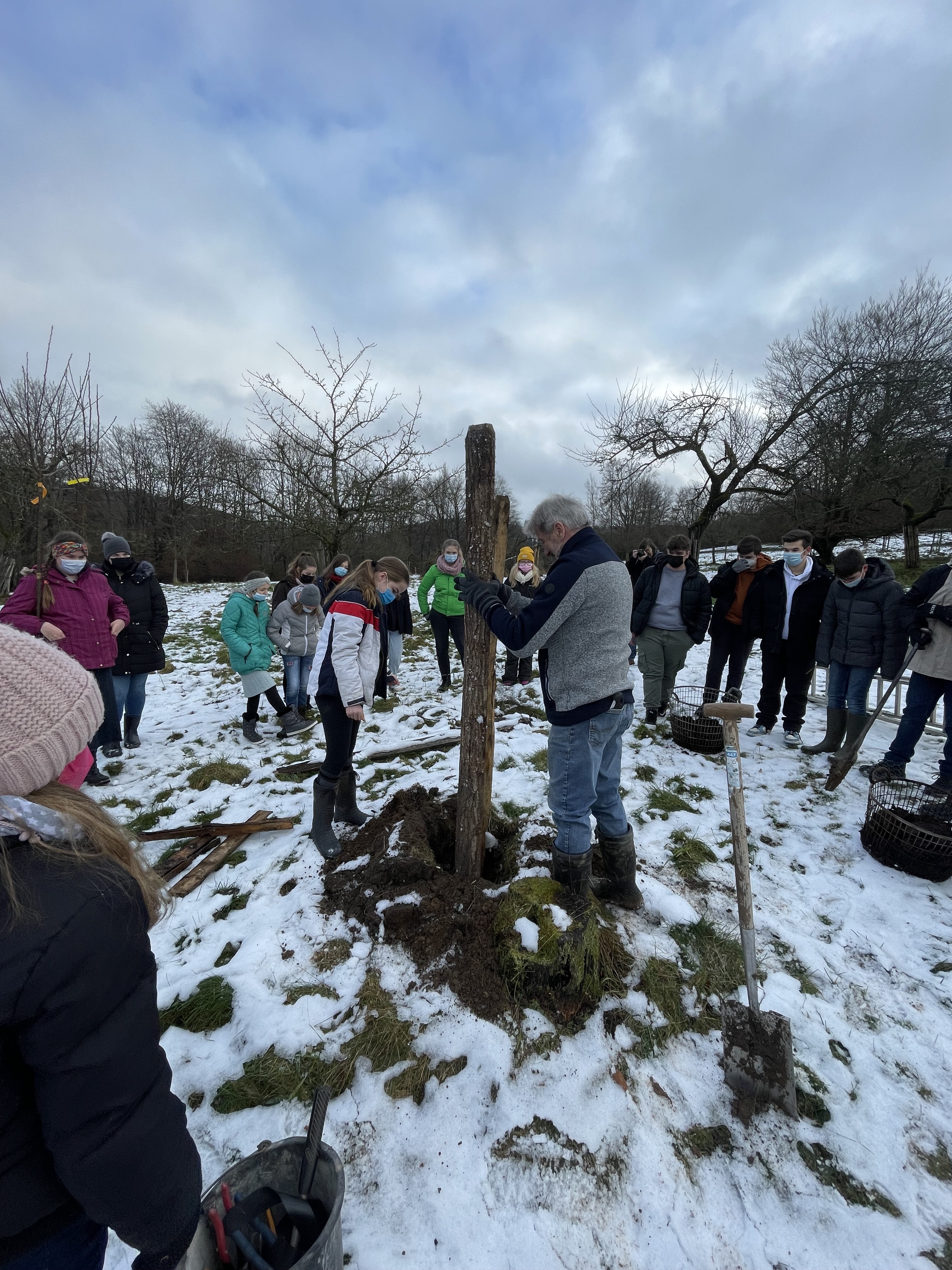 2021-12-09-Obstbaeum-pflanzen-Klasse-7-8 (17)