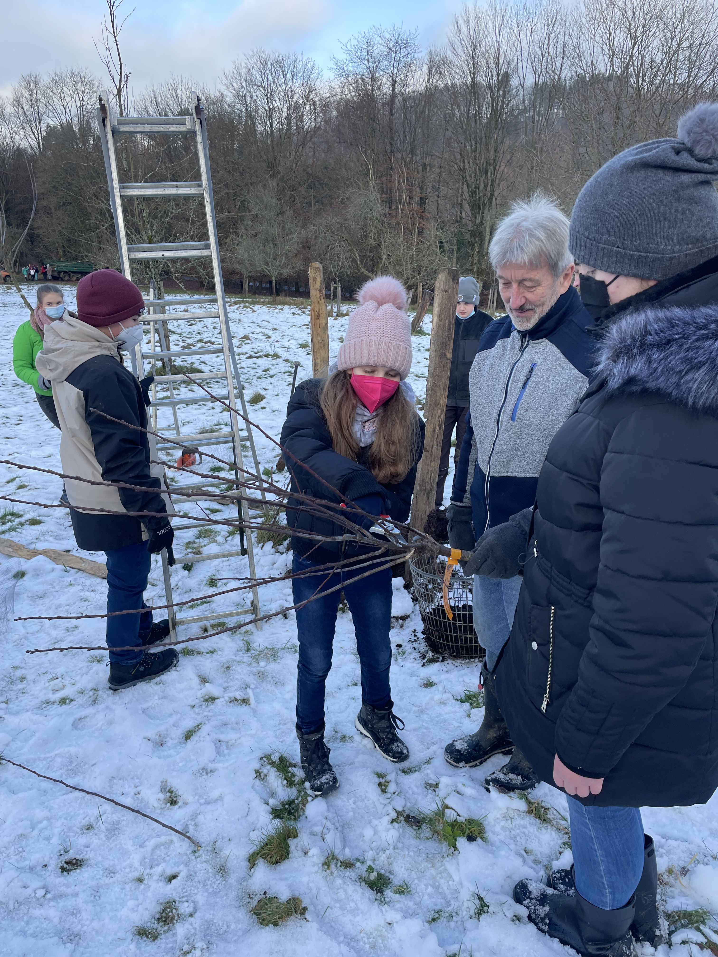 2021-12-09-Obstbaeum-pflanzen-Klasse-7-8 (29)